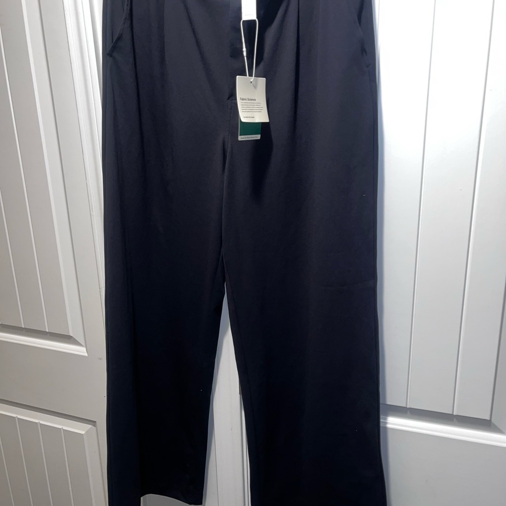 HALARA Classic Black Cropped Pants